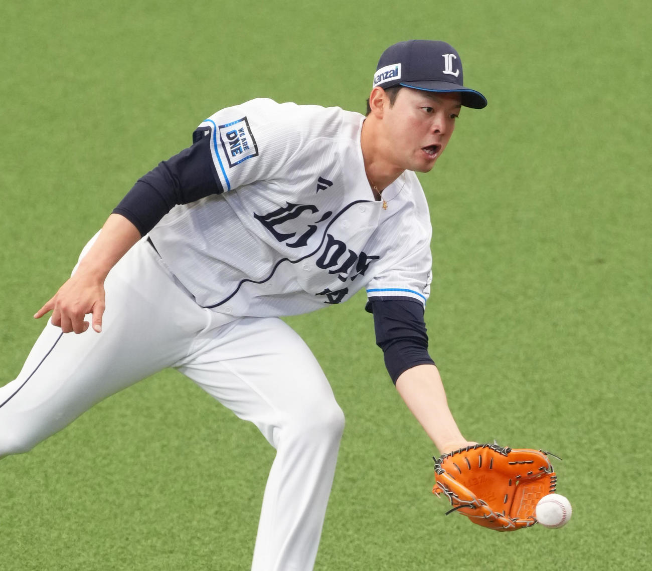 投内連係を行う西武黒木（撮影・足立雅史）
