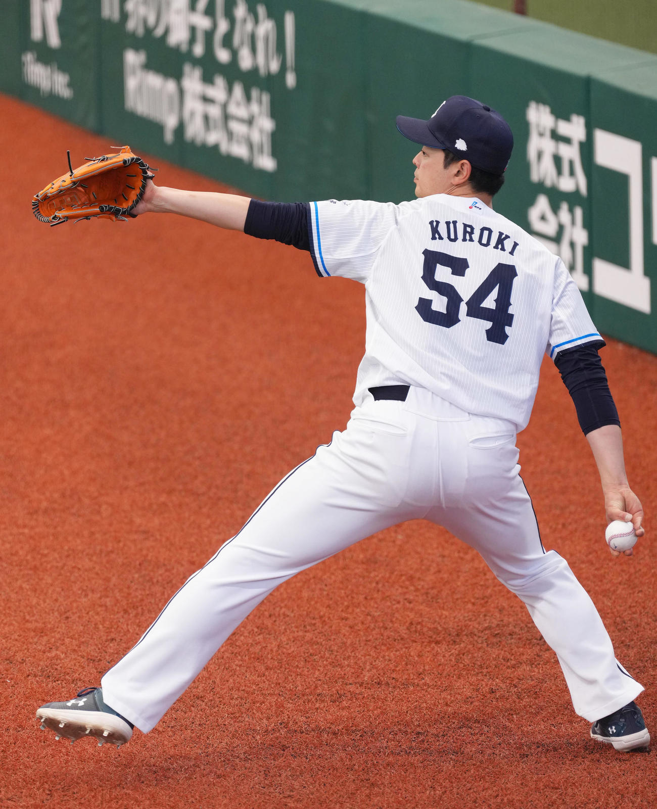 背番号54のユニホーム姿でキャッチボールする西武黒木（撮影・足立雅史）