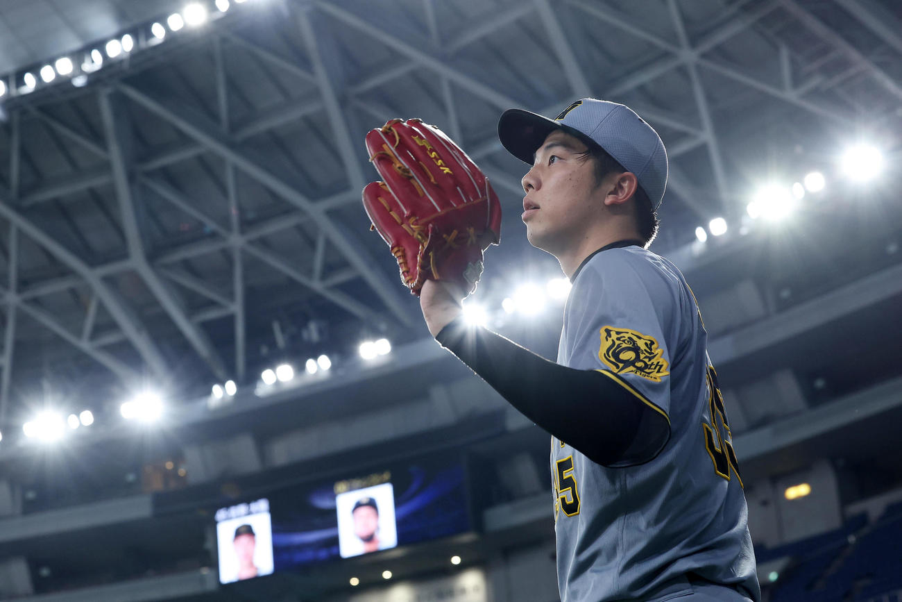 ウエスタン・リーグ　オリックス対阪神　4回裏の投球に備える阪神才木（撮影・前田充）