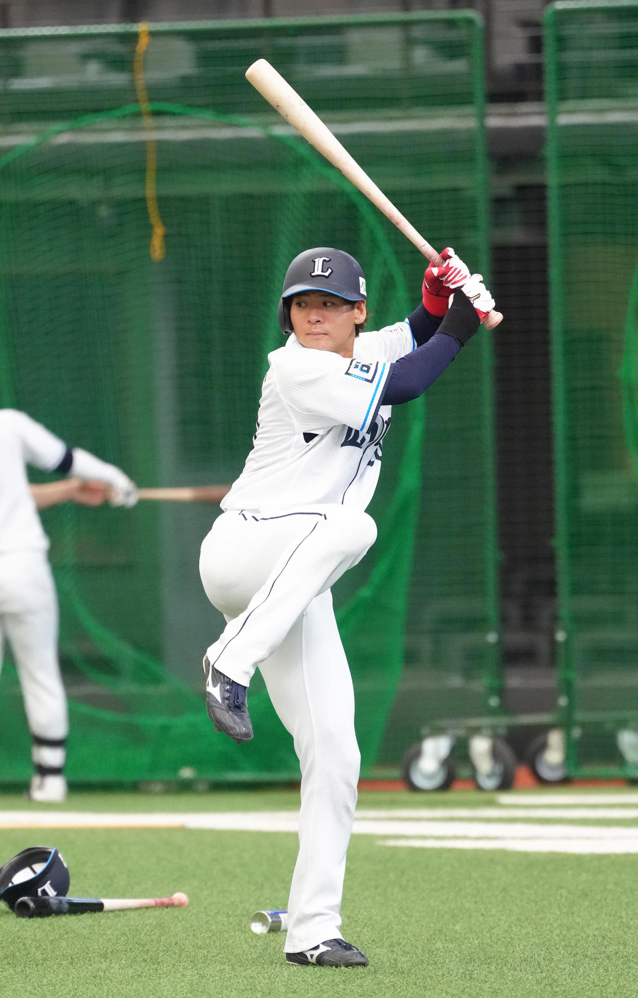 打撃練習する西武仲田（撮影・足立雅史）