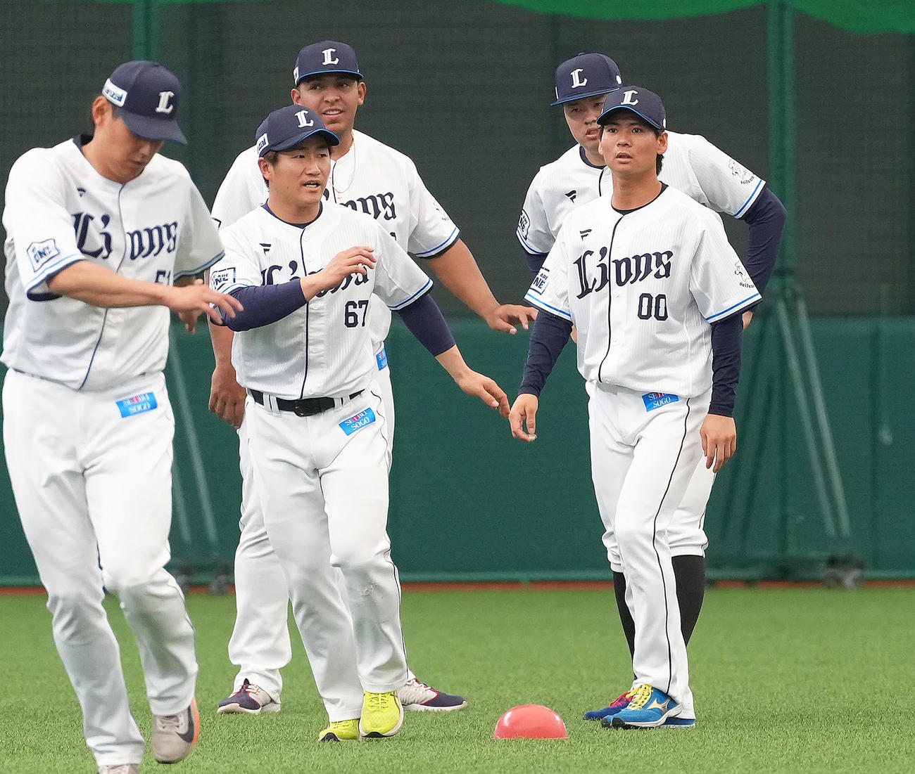 練習する西武仲田（右）（撮影・足立雅史）