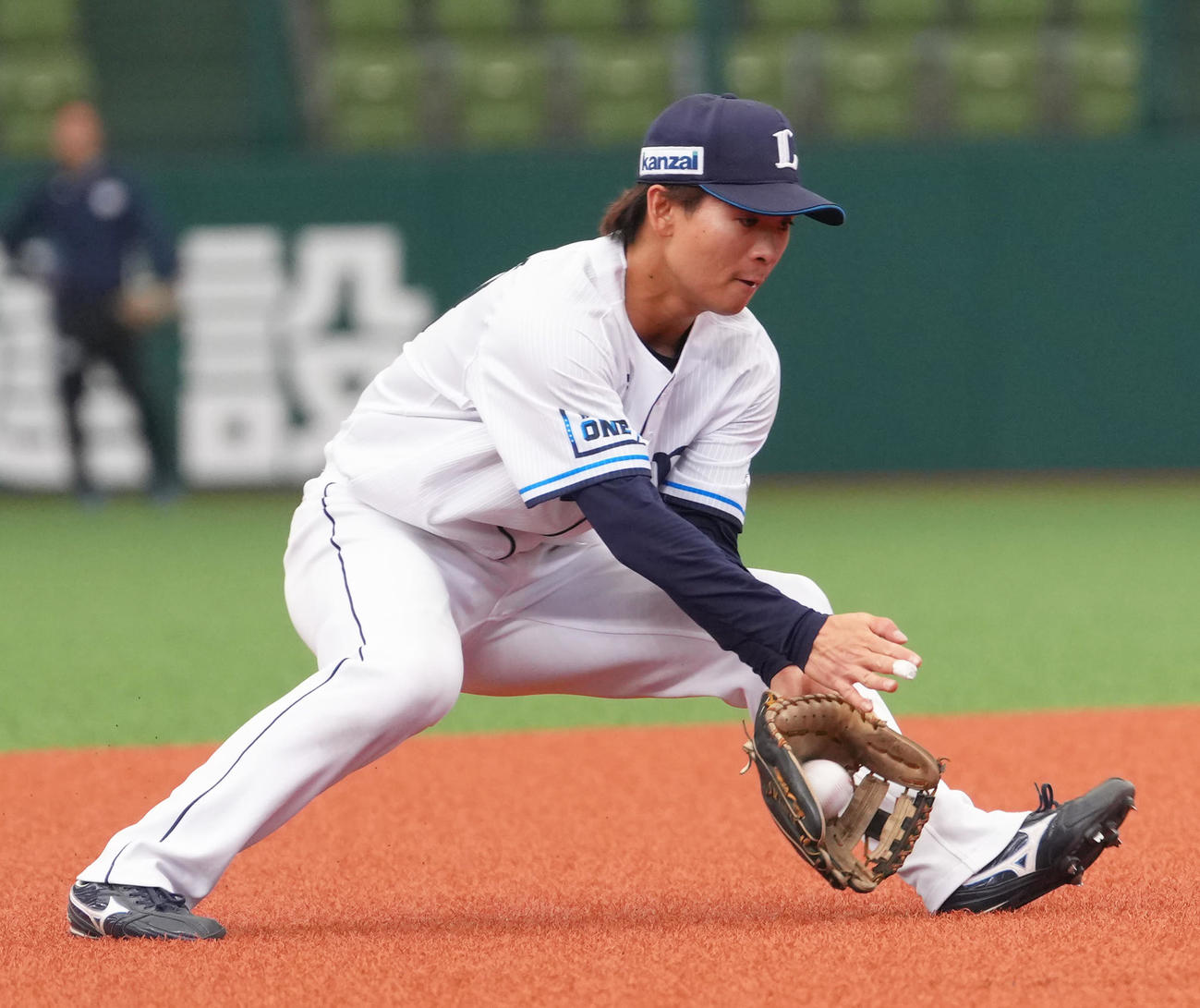 守備練習する西武仲田（撮影・足立雅史）