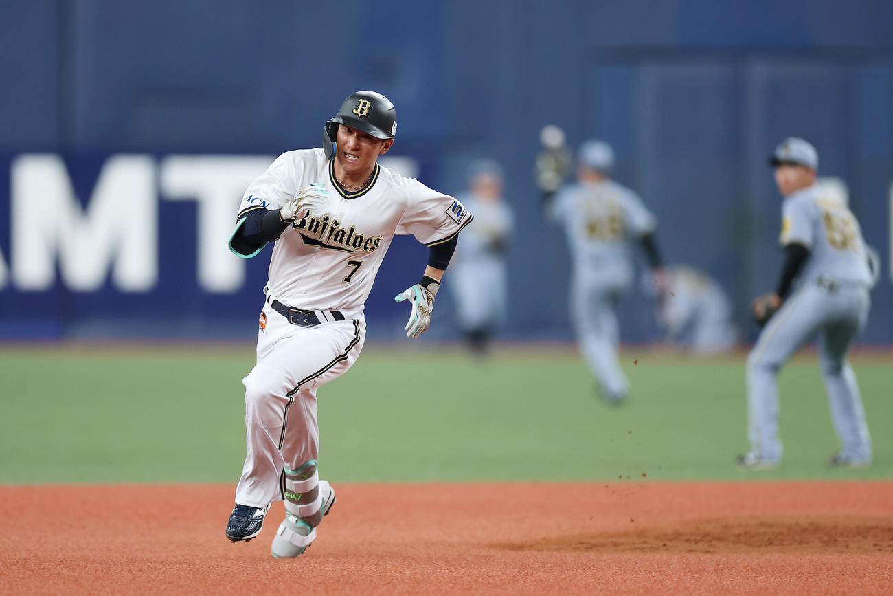 ウエスタン・リーグ　オリックス対阪神　4回裏オリックス無死、右越え三塁打を放ち三塁へ向かう西川（撮影・前田充）
