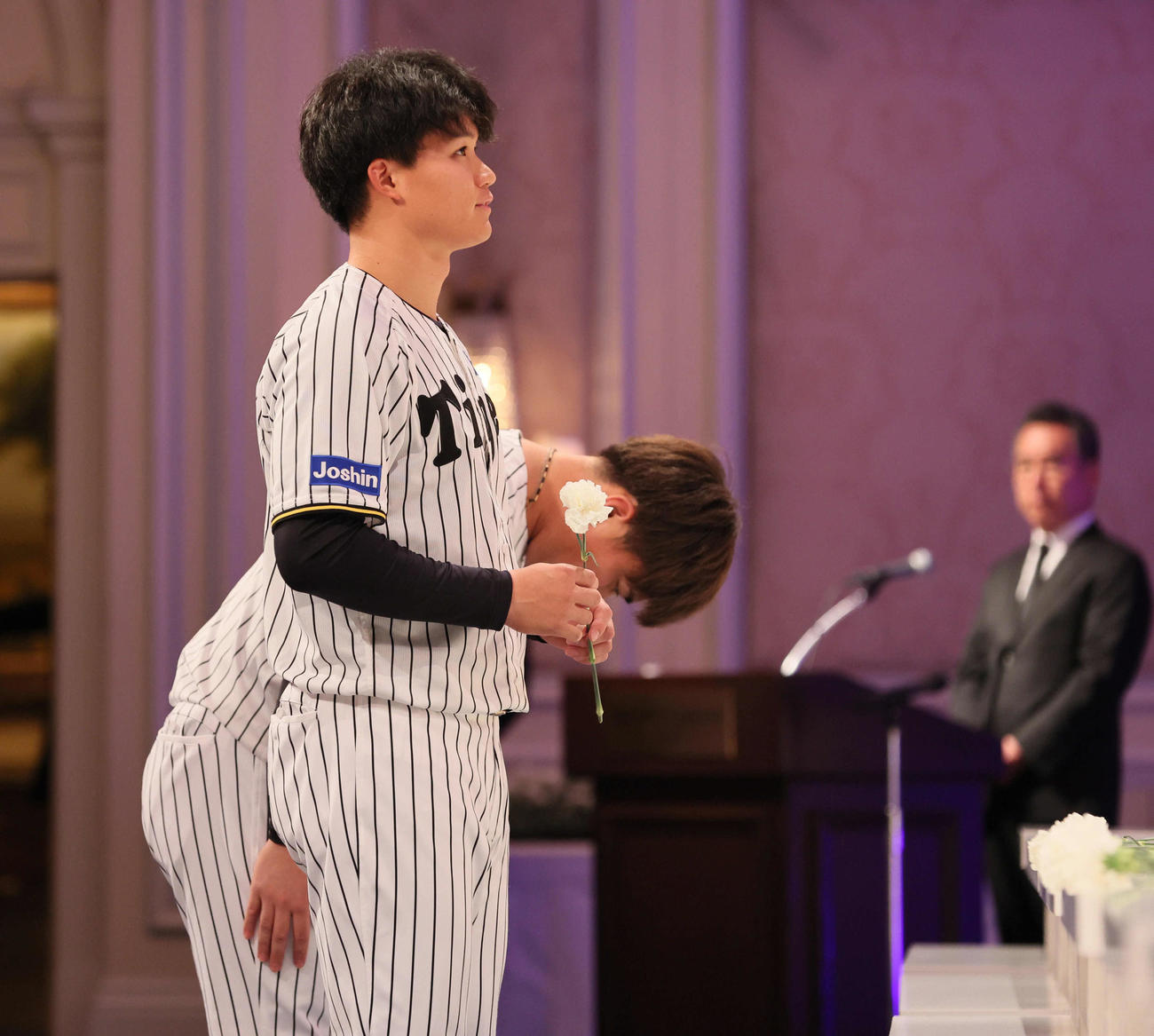 吉田義男さんお別れの会で献花する阪神森下
