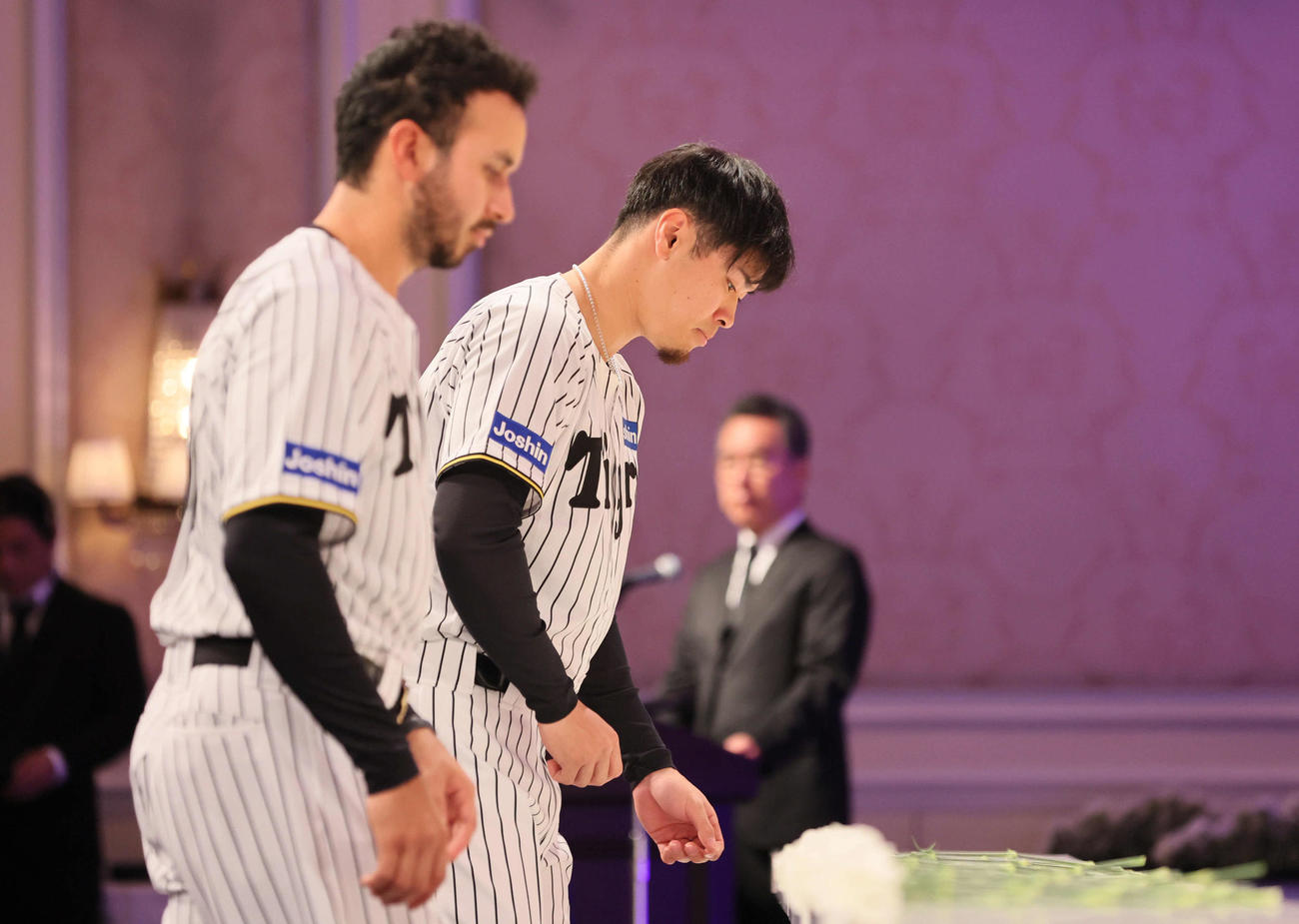 吉田義男さんお別れの会で献花する阪神佐藤輝ら