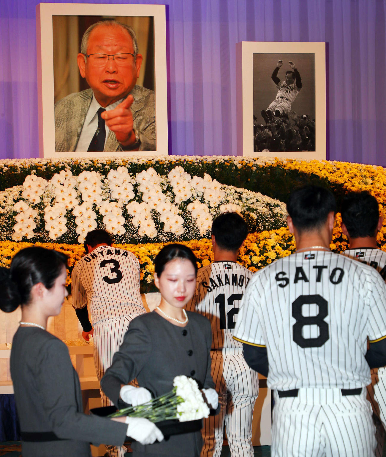 吉田義男さんお別れの会で献花した阪神大山（左）と佐藤輝（右）ら（撮影・宮崎幸一）