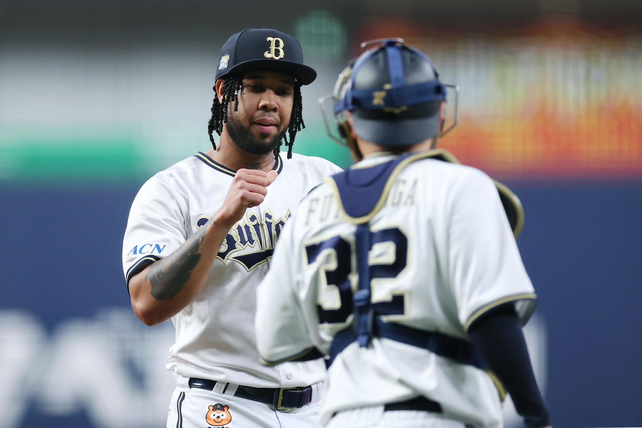 ウエスタン・リーグ　オリックス対阪神　1回表を投げ終え、オリックス福永（手前）とグータッチを交わすエスピノーザ（撮影・前田充）