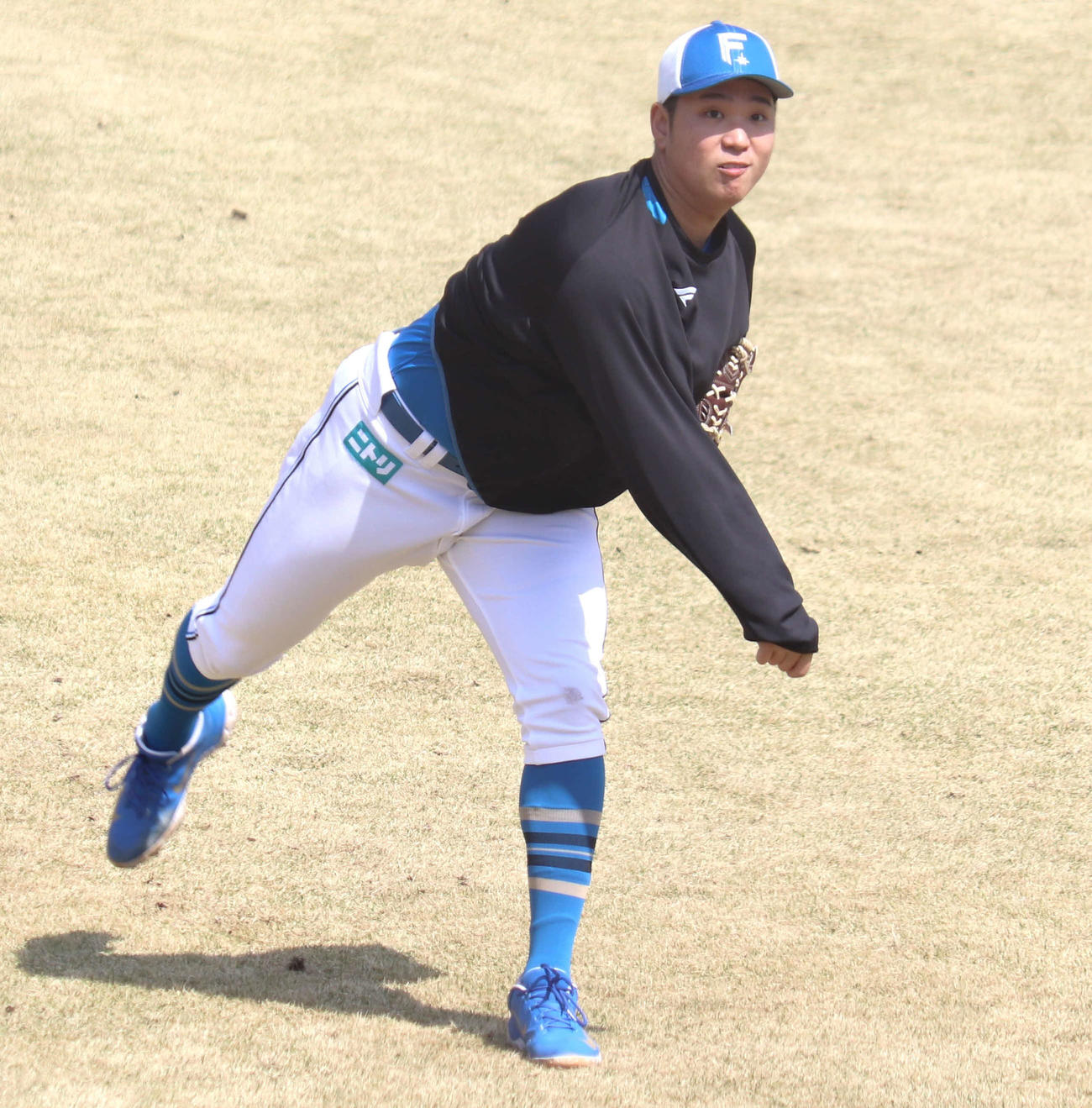 キャッチボールを行う日本ハム古林睿煬（撮影・黒須亮）