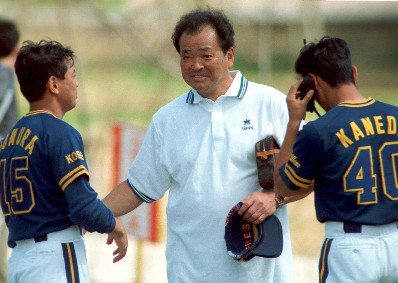 1997年2月24日、オリックス宮古島キャンプを訪れた米田哲也氏（中央）