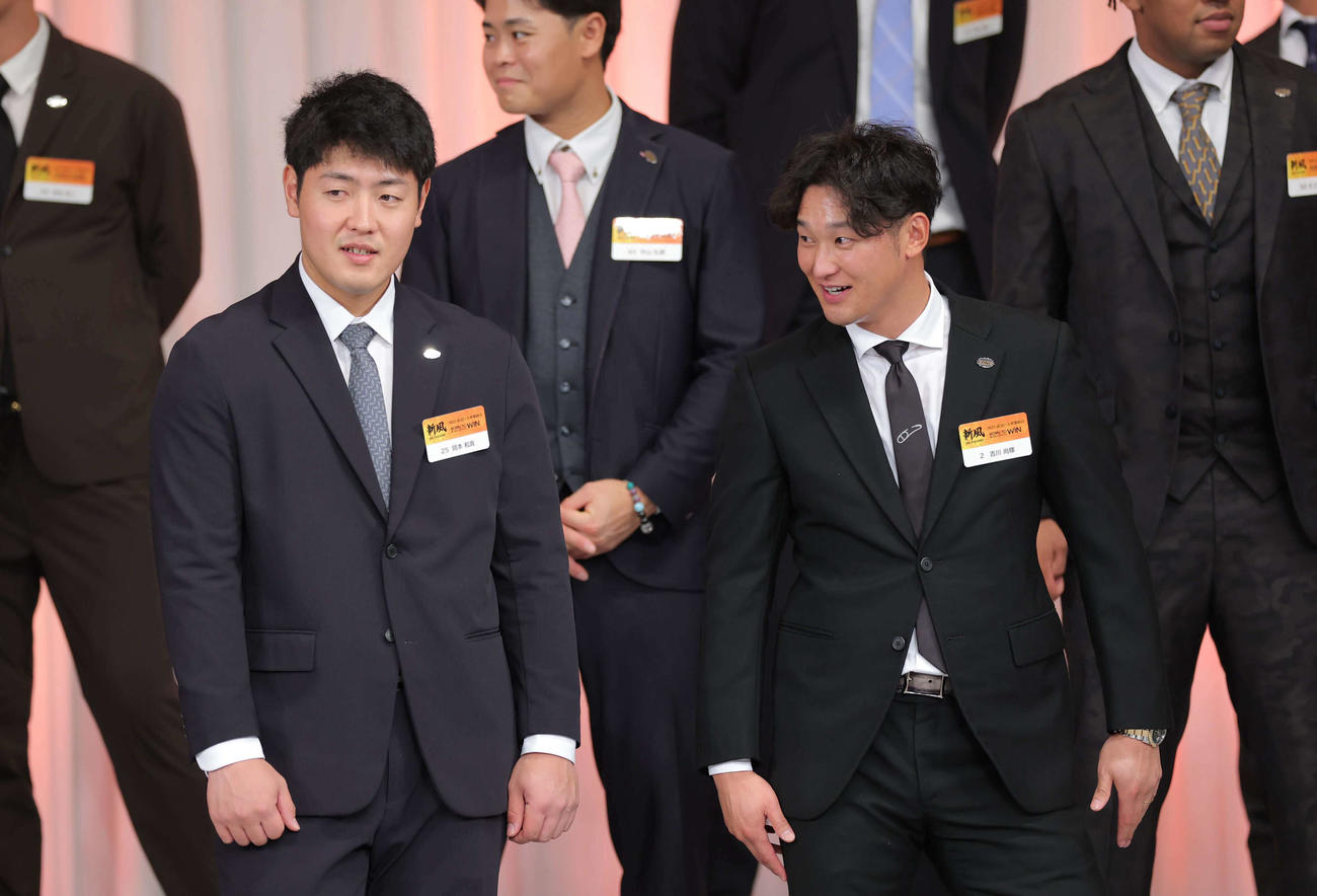 読売巨人軍激励会に出席した巨人岡本（左）と吉川（代表撮影）