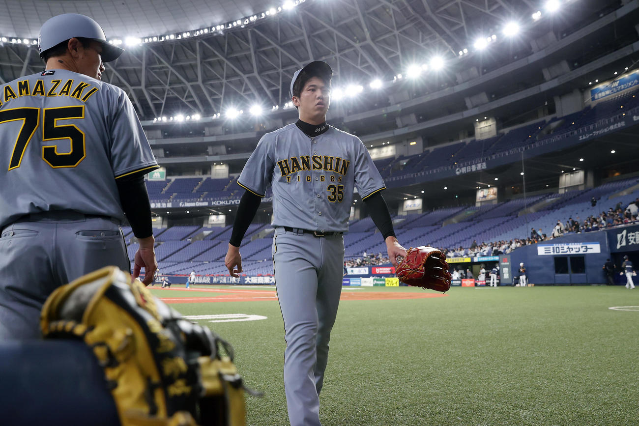 ウエスタン・リーグ　オリックス対阪神　5回裏の投球を終えベンチへ戻る阪神才木（撮影・前田充）