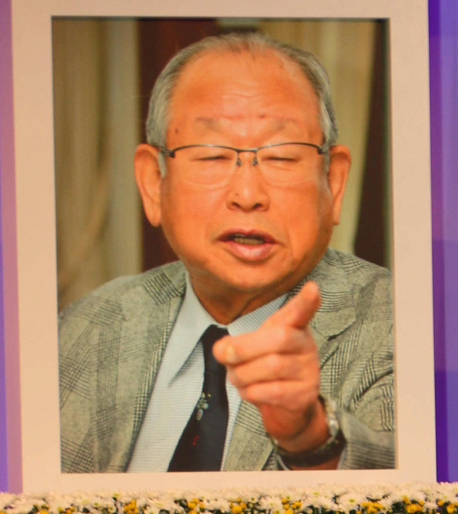 吉田義男さんお別れの会で献花した阪神藤川監督（撮影・宮崎幸一）