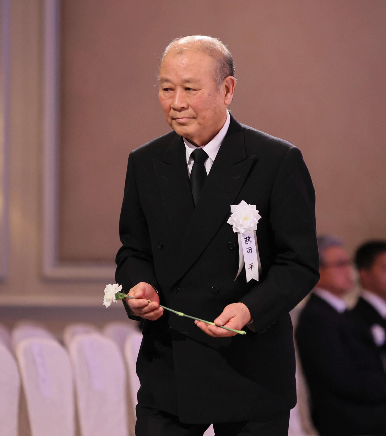 吉田義男さんお別れの会で献花に向かう藤田平氏