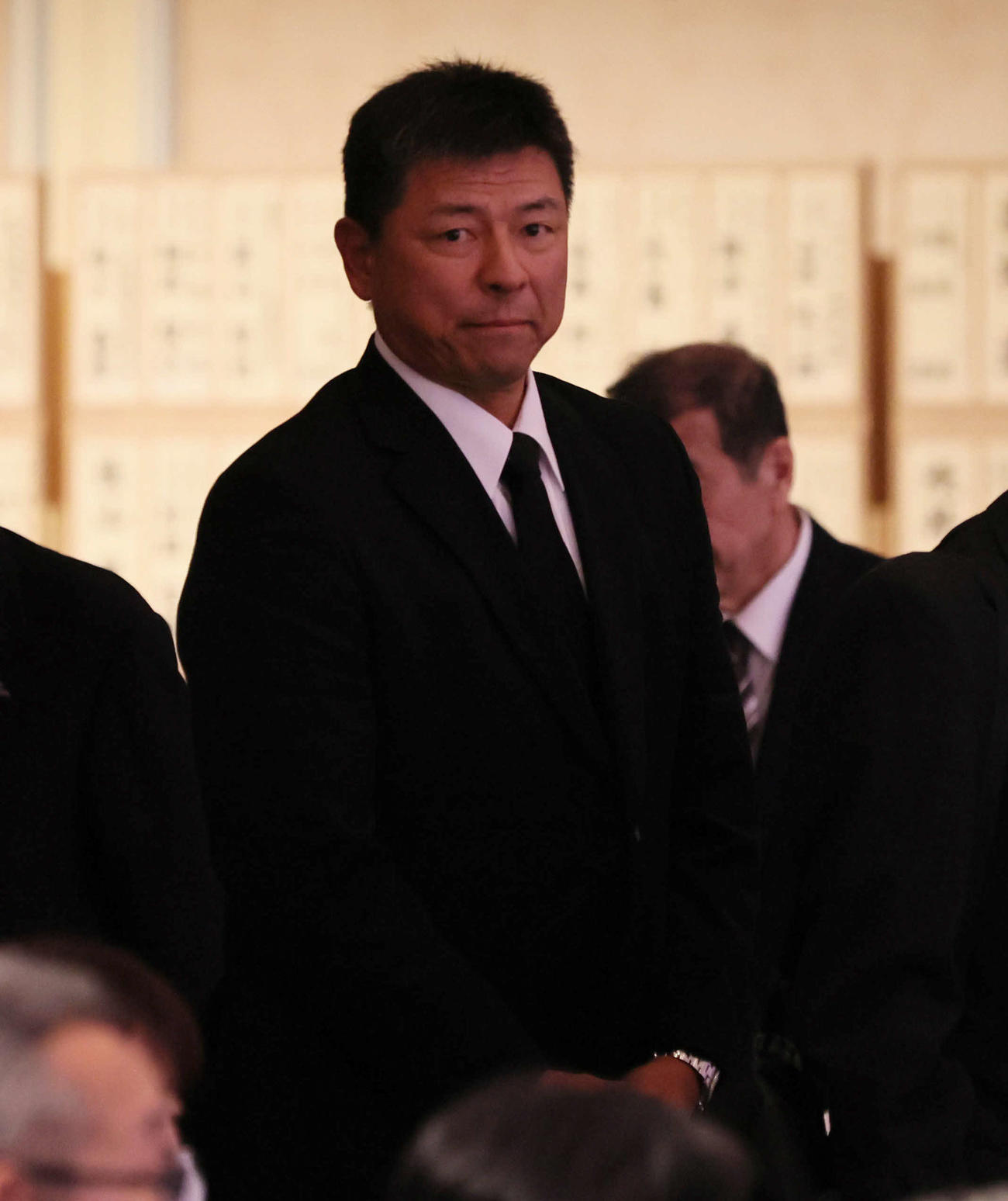 吉田義男さんお別れの会で献花に向かう藪恵壹氏