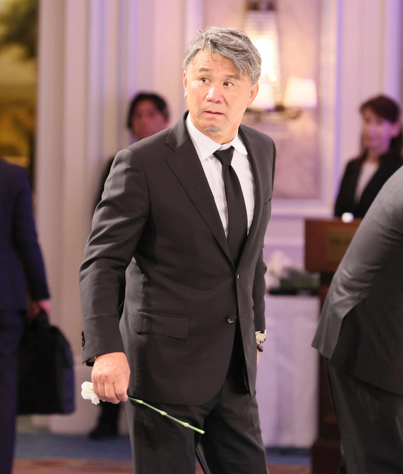 吉田義男さんお別れの会で献花に向かう池田親興氏