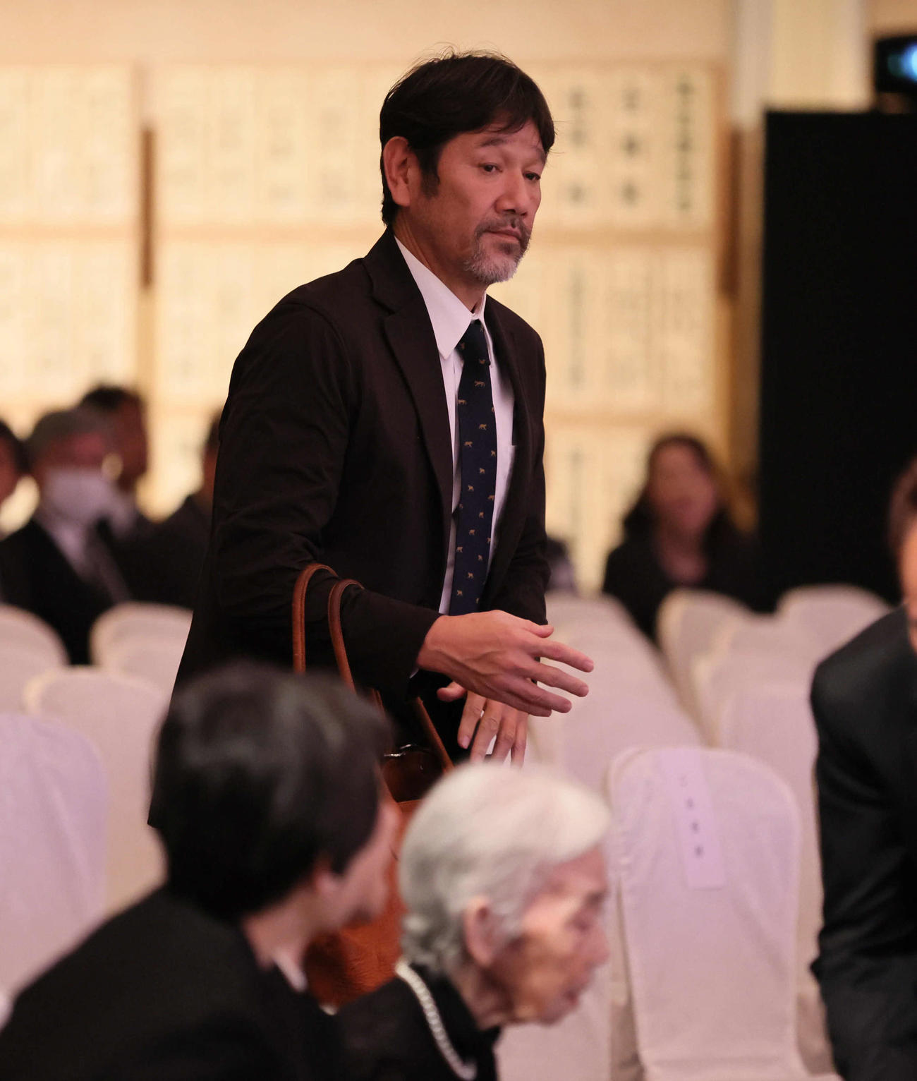 吉田義男さんお別れの会で献花に向かう下柳剛氏