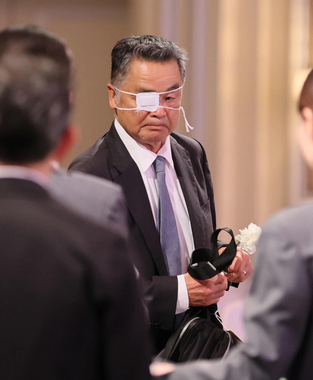 吉田義男さんお別れの会で献花する川藤幸三氏