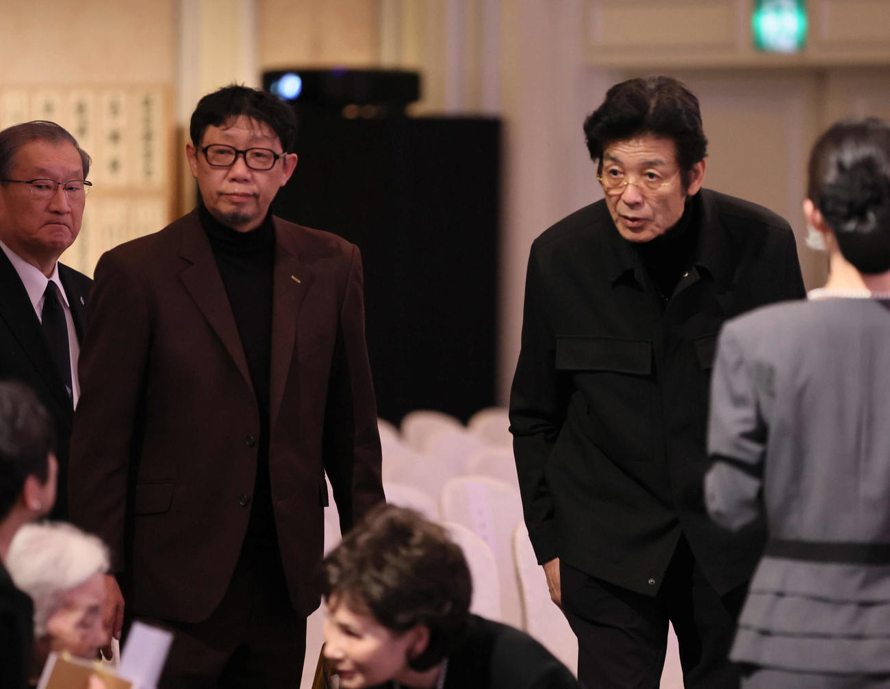 吉田義男さんお別れの会で献花に向かう川尻哲郎氏（左）と江本孟紀氏