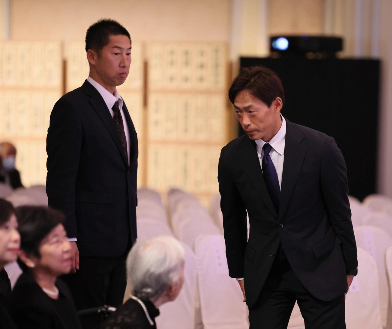 吉田義男さんお別れの会で献花する今岡真訪氏（左）と桧山進次郎氏