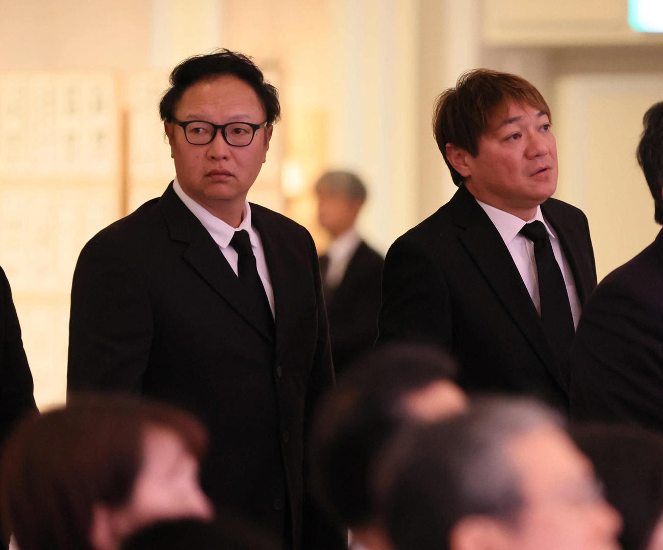 吉田義男さんお別れの会で献花に向かう福原忍氏（左）と浜中治氏