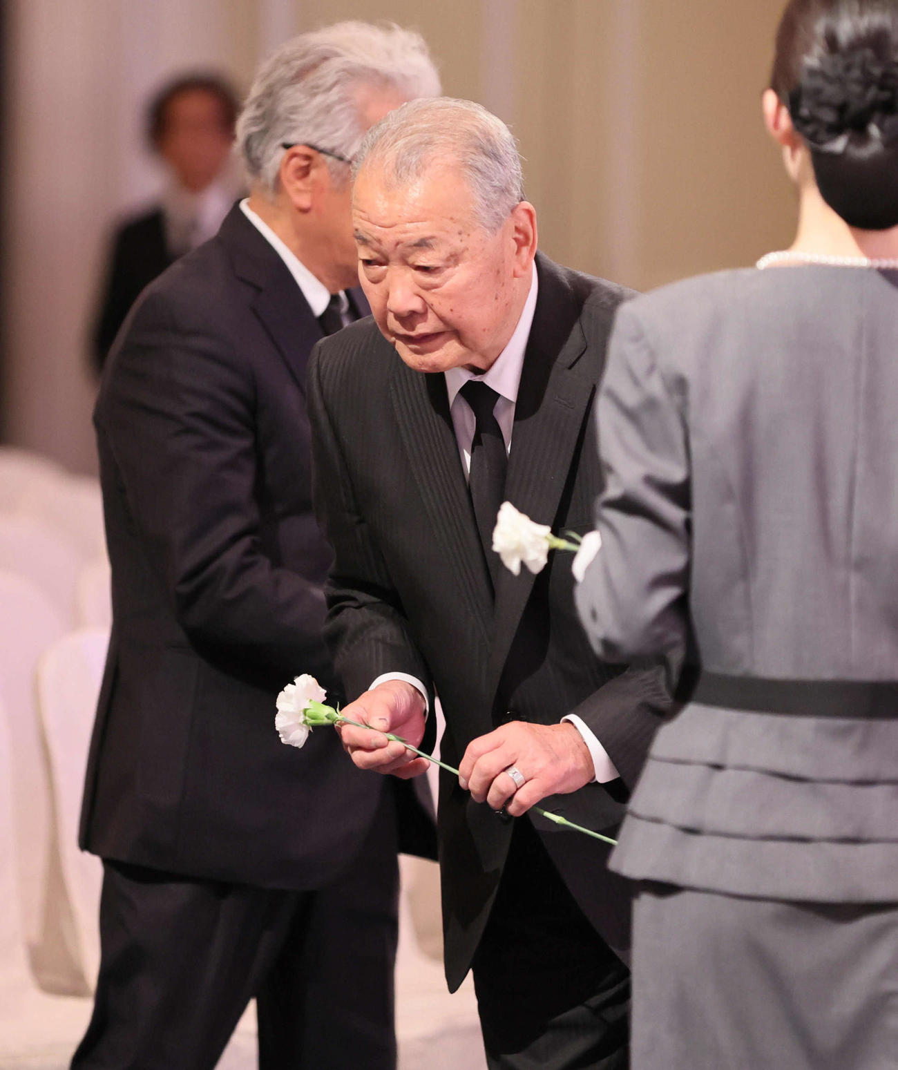 吉田義男さんお別れの会で献花する福本豊氏