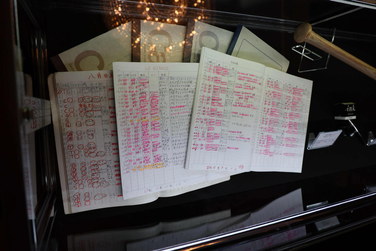 吉田義男さんお別れの会の開場前で展示されたゆかりの品々（撮影・宮崎幸一）