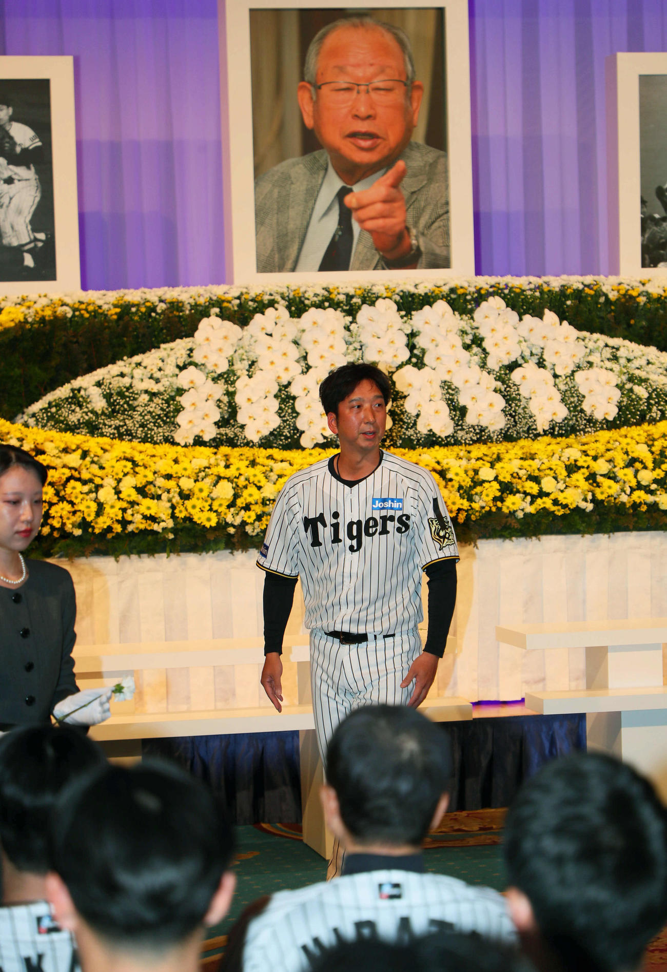 吉田義男さんお別れの会で献花した阪神藤川監督（撮影・宮崎幸一）