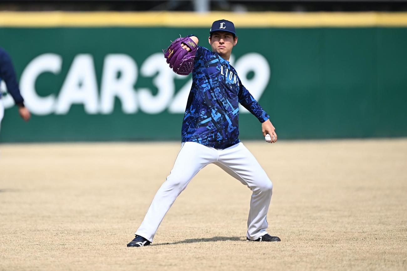 キャッチボールで調整する西武武内（撮影・滝沢徹郎）
