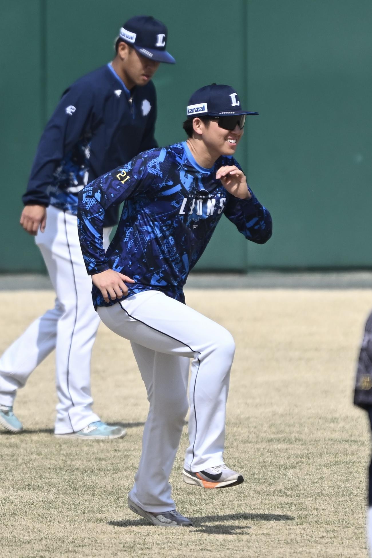 リラックスした表情で調整する西武武内（撮影・滝沢徹郎）