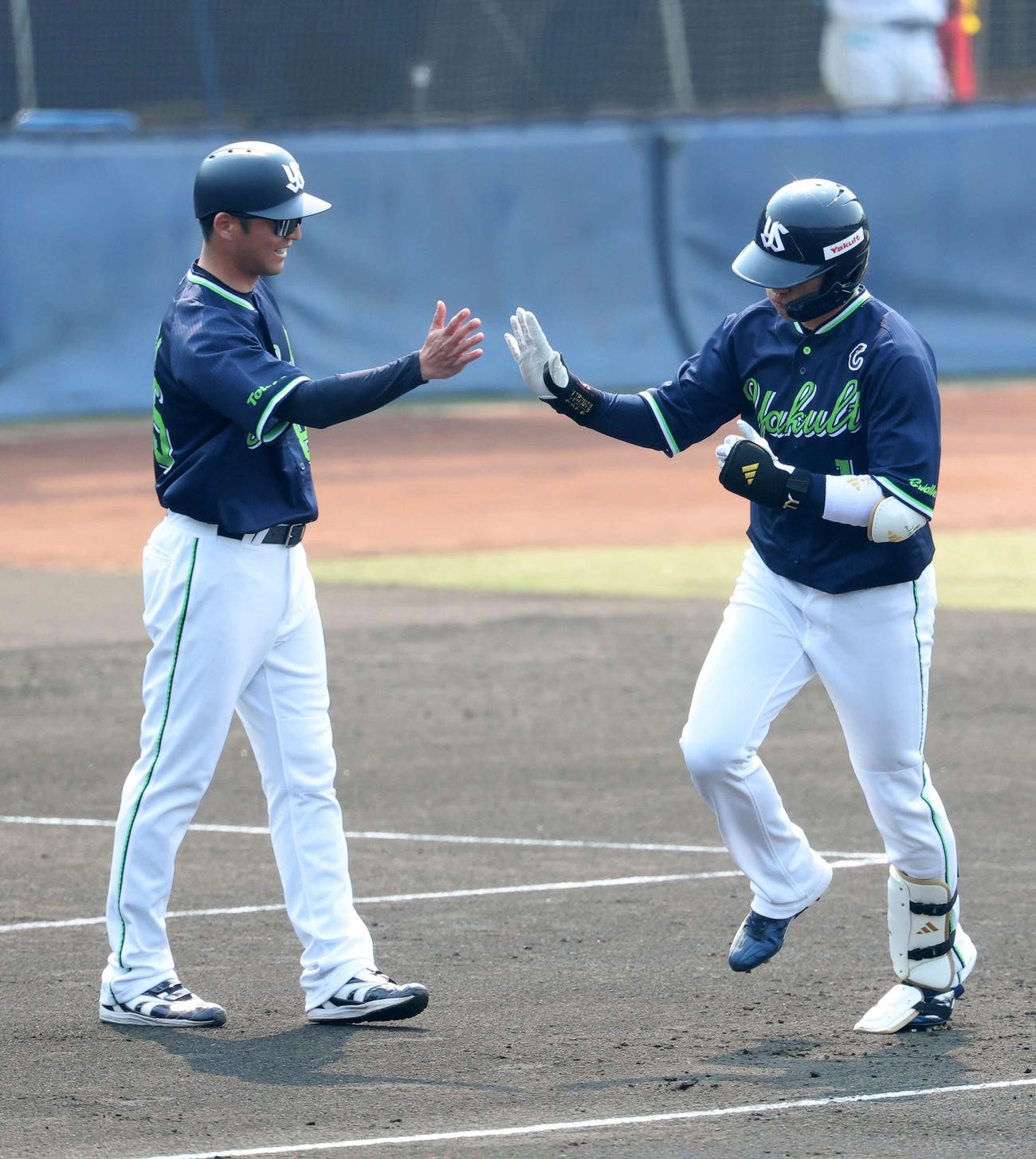 日本ハム対ヤクルト　3回表1死、ヤクルト山田は左越えソロ本塁打を放つ（撮影・鈴木正人）　