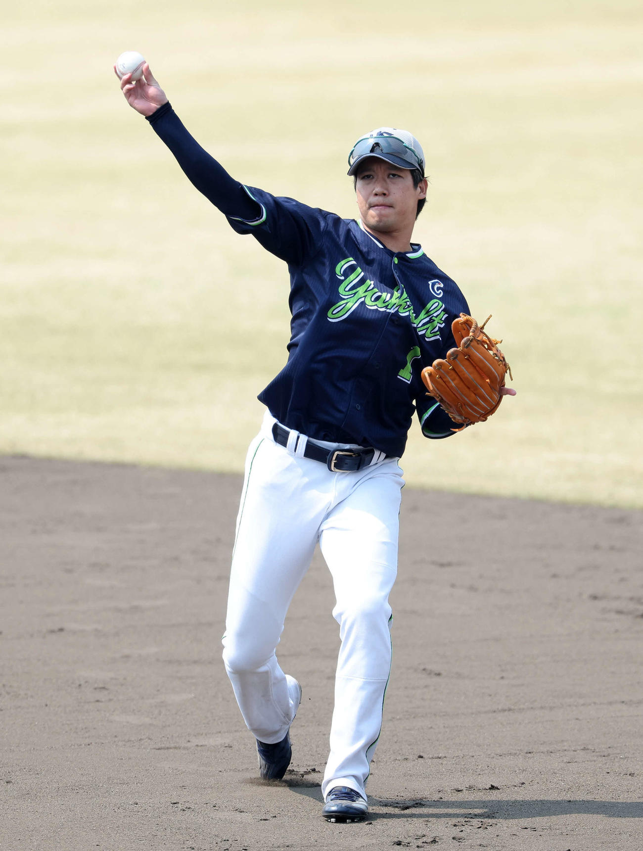 日本ハム対ヤクルト　キャッチボールするヤクルト山田（撮影・鈴木正人）　
