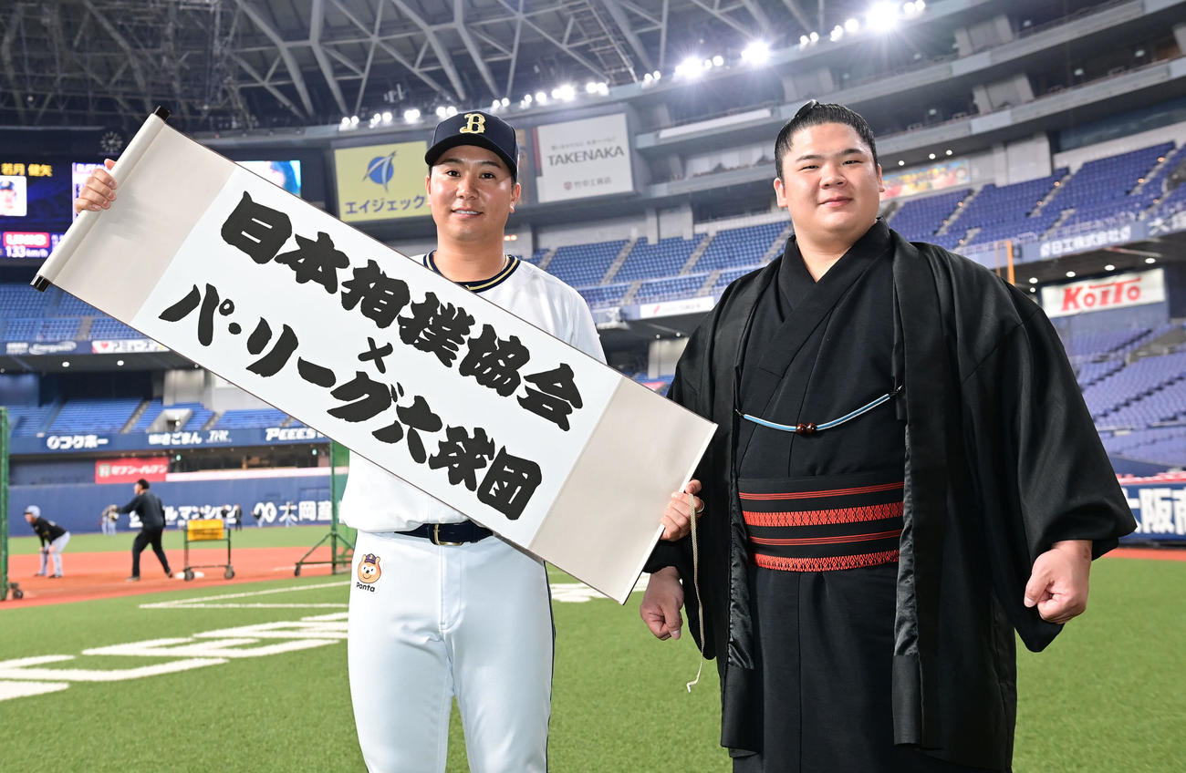 「日本相撲協会×パ・リーグ六球団」のコラボ企画で顔を合わせるオリックス古田島（左）と宇良（撮影・和賀正仁）