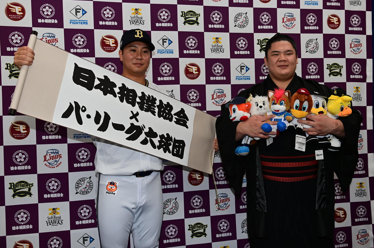 「日本相撲協会×パ・リーグ六球団」のコラボ企画で顔を合わせるオリックス古田島（左）と宇良（撮影・和賀正仁）