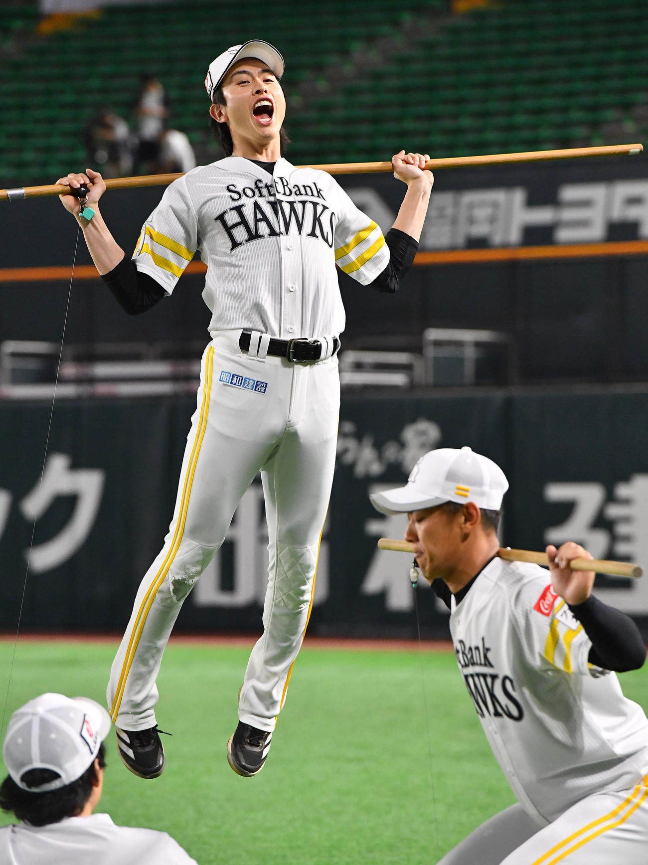 跳躍力を計測するソフトバンク周東（撮影・岩下翔太）