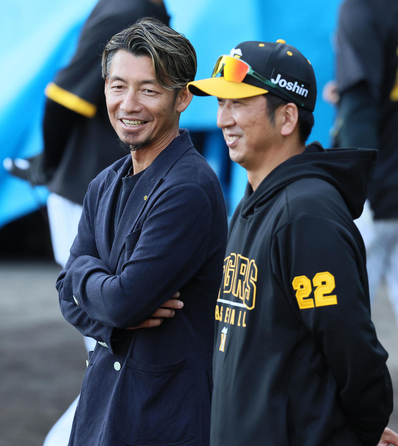 藤川球児監督（右）と談笑する鳥谷敬氏（2024年11月撮影）