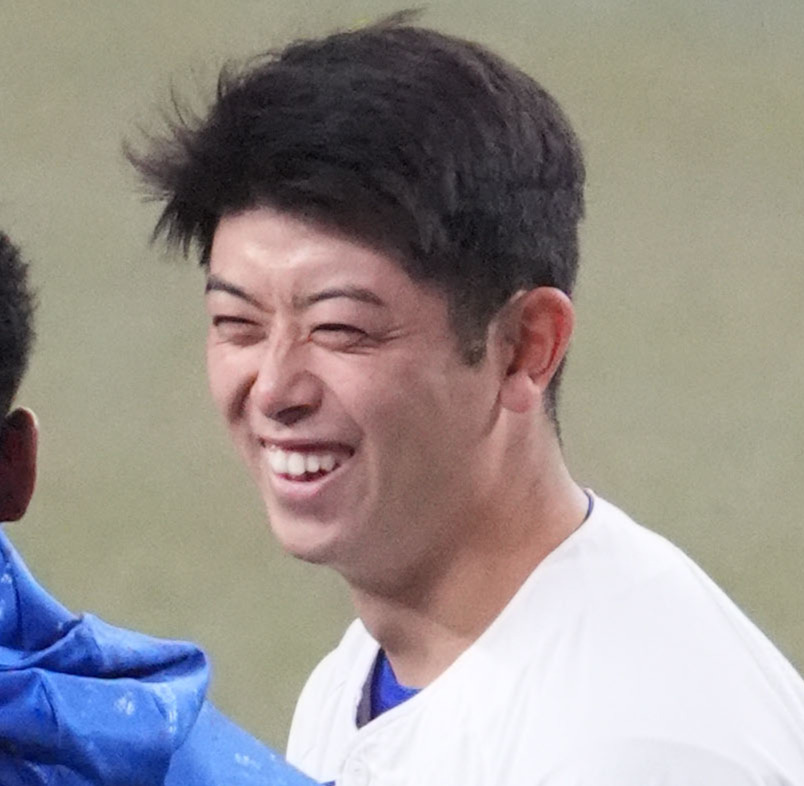 練習中に笑顔を見せる中日松山晋也（撮影・森本幸一）