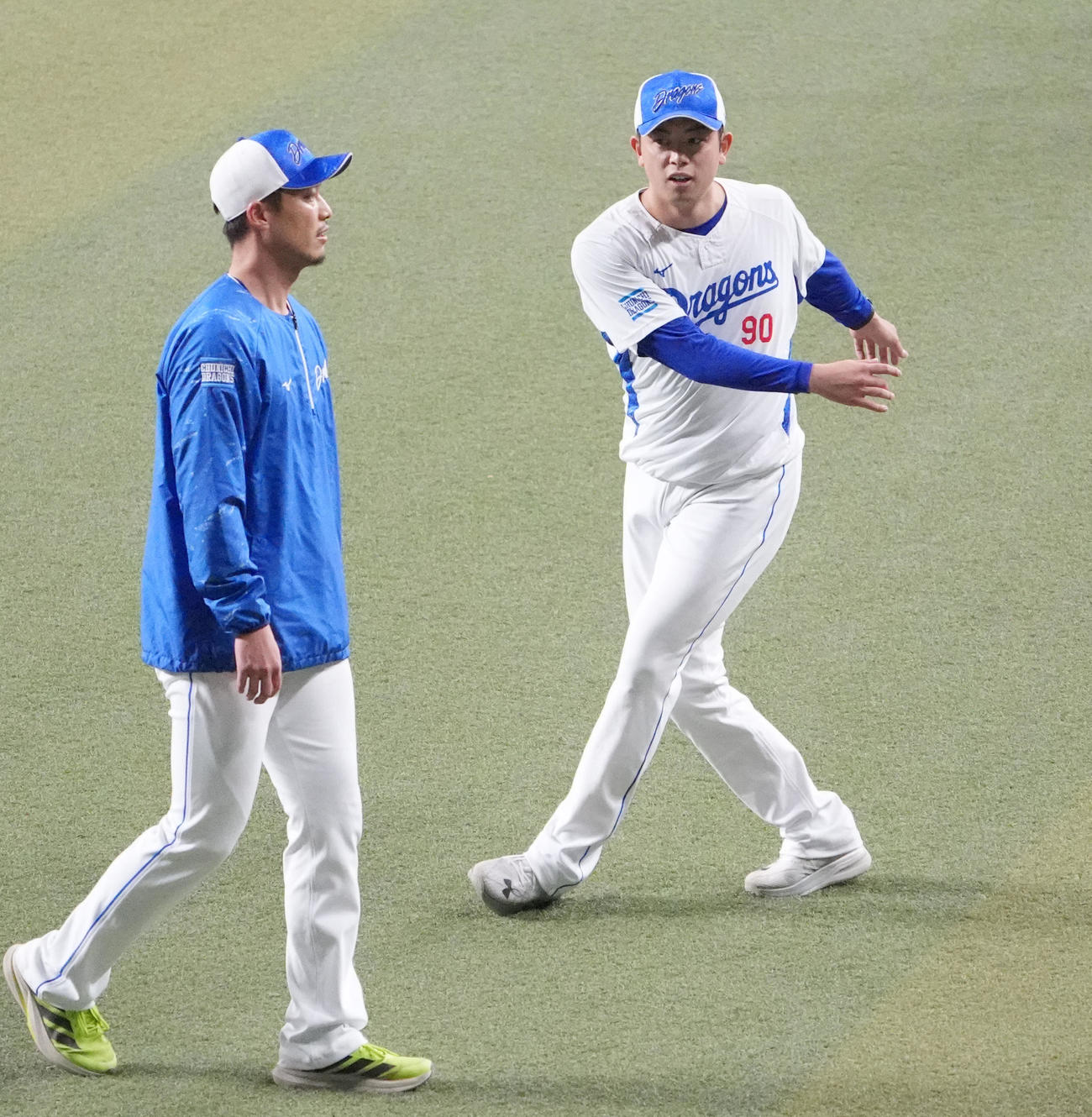 岩崎と言葉を交わしながらストレッチをする松山（右）（撮影・森本幸一）