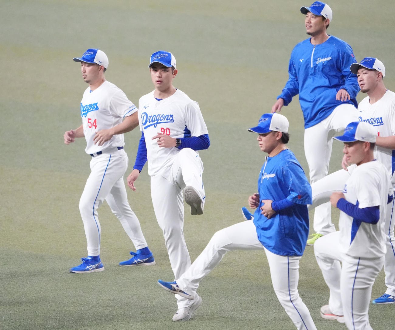 体をほぐす松山（左から2人目）（撮影・森本幸一）