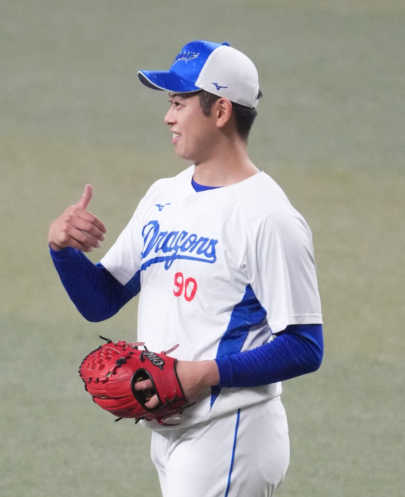 キャッチボールの合間に明るい表情を見せる松山（撮影・森本幸一）