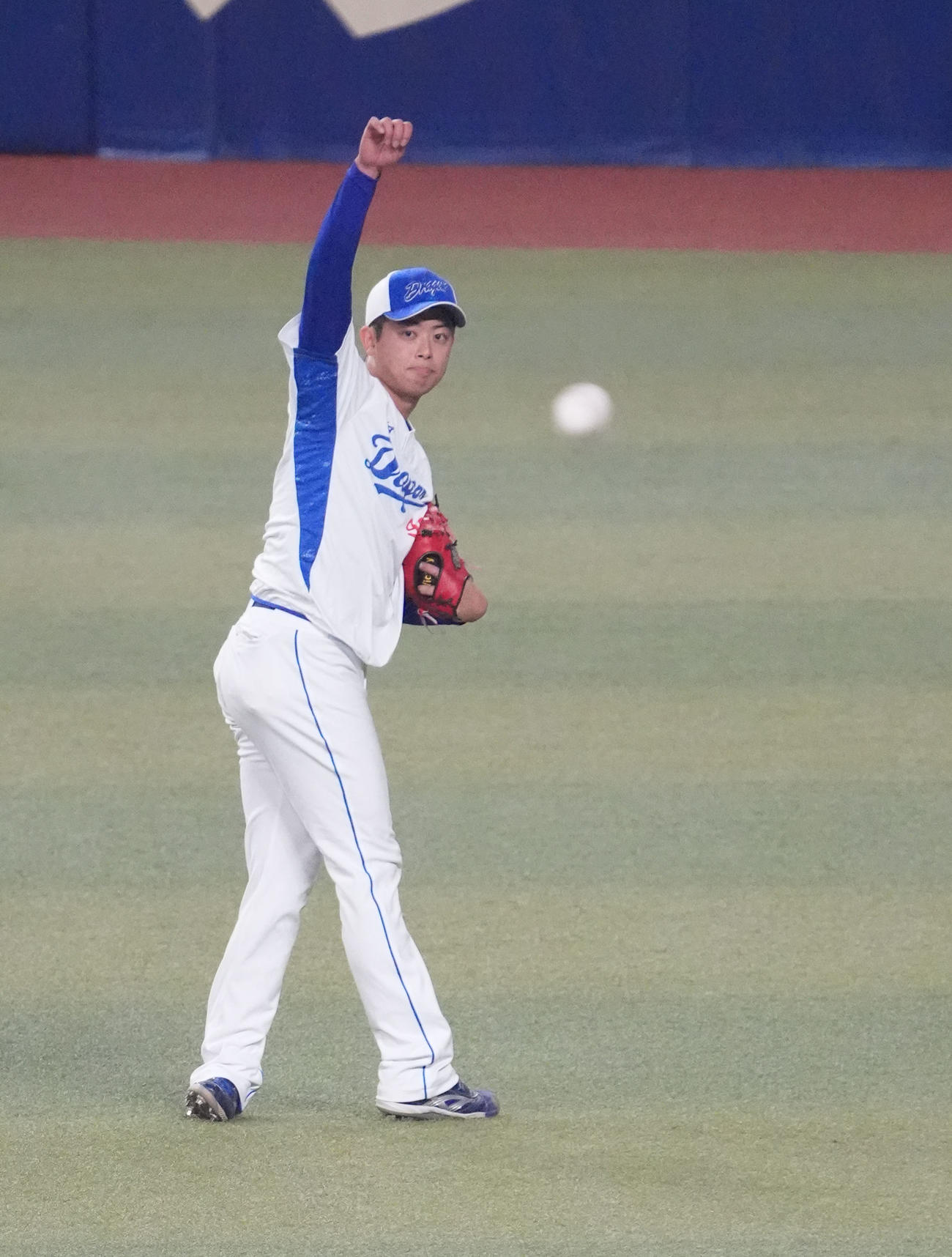 キャッチボールをする松山（撮影・森本幸一）