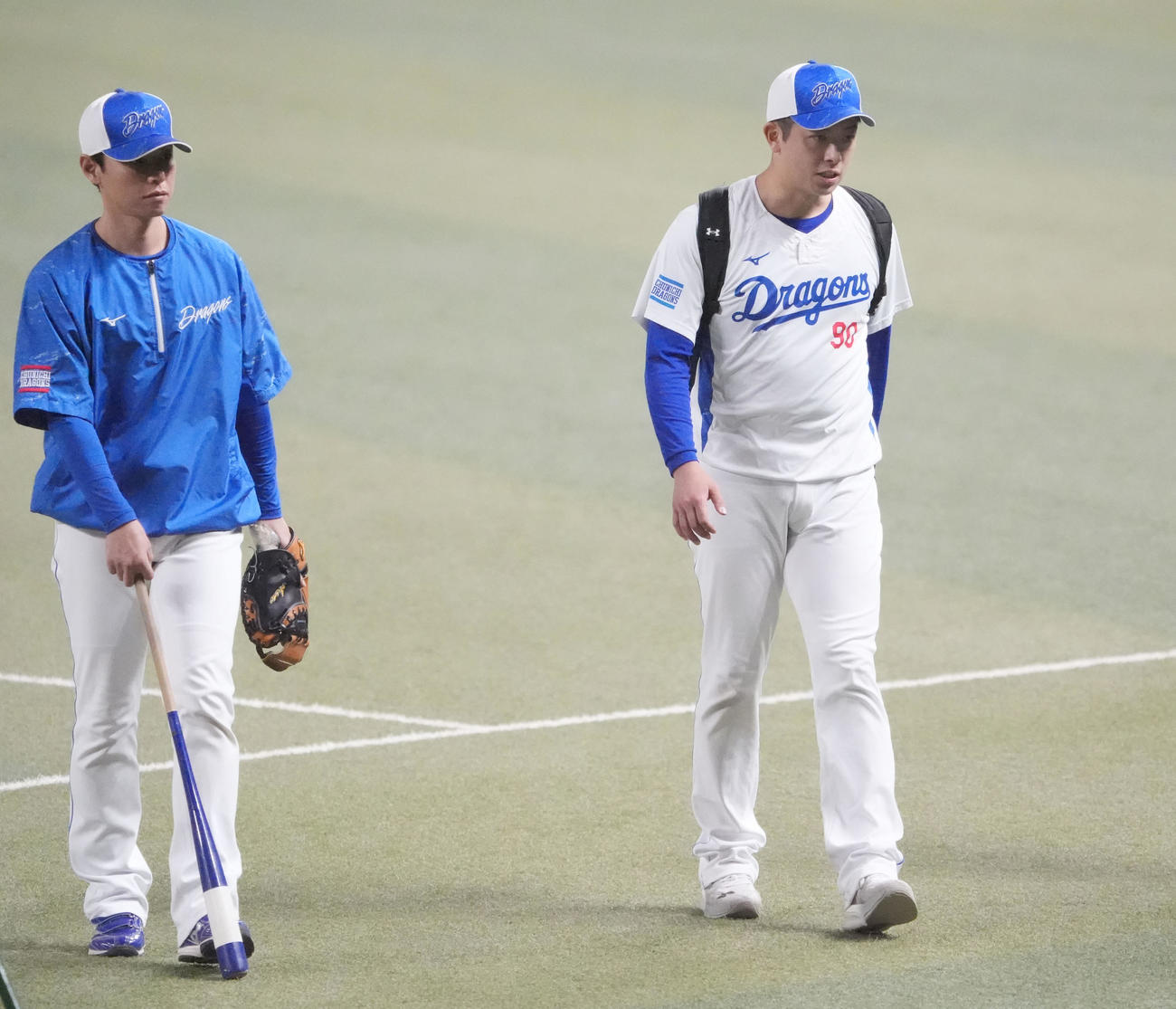 浅尾投手コーチと言葉を交わしながらベンチへ戻る松山（右）（撮影・森本幸一）