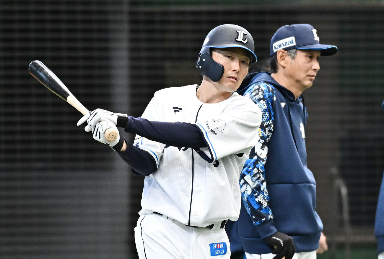 西武源田壮亮、後方は西口文也監督（2025年3月23日撮影）