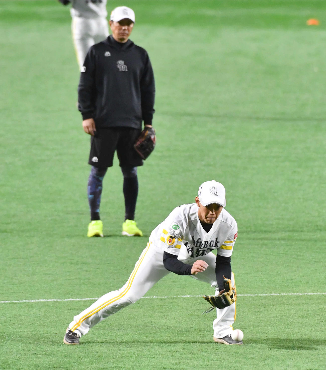 小久保監督（左）が見守る前で守備練習を行うソフトバンク今宮（撮影・岩下翔太）