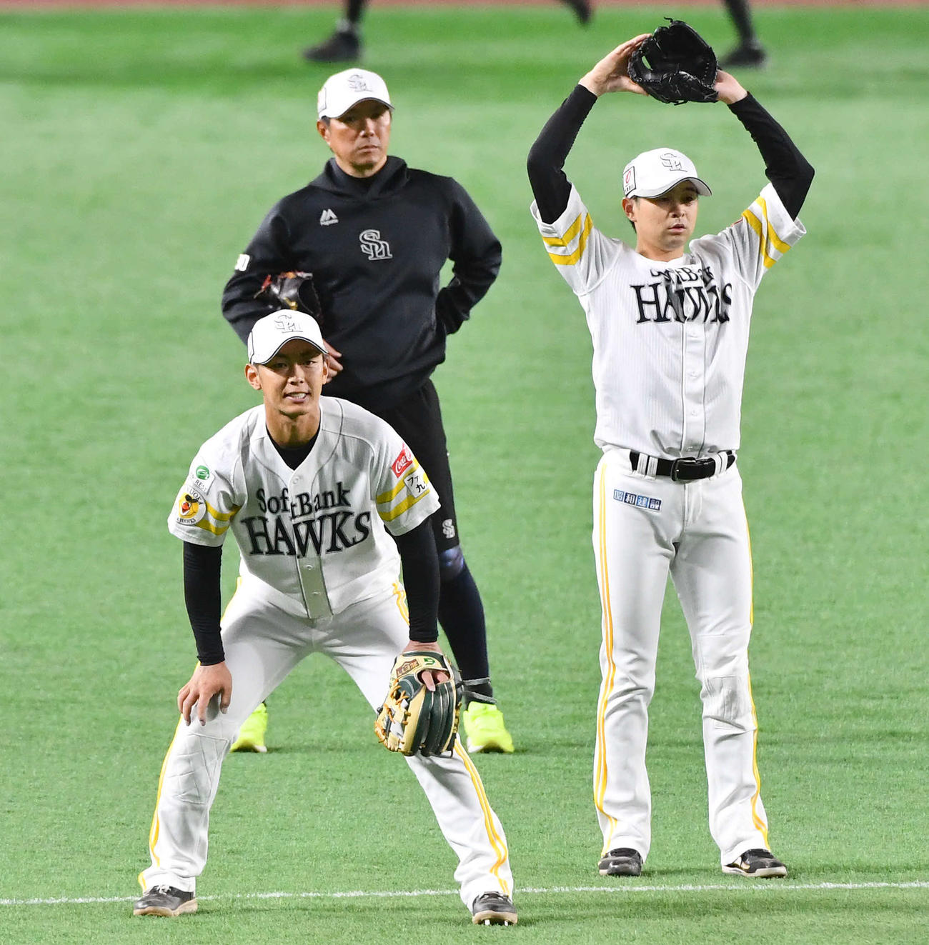 小久保監督（奥）が見守る前で守備練習を行うソフトバンク今宮（左）と川瀬（撮影・岩下翔太）