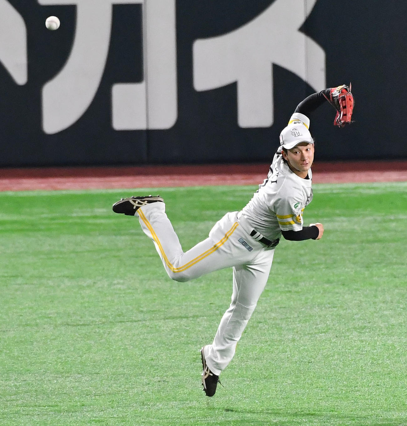 守備練習を行うソフトバンク正木（撮影・岩下翔太）