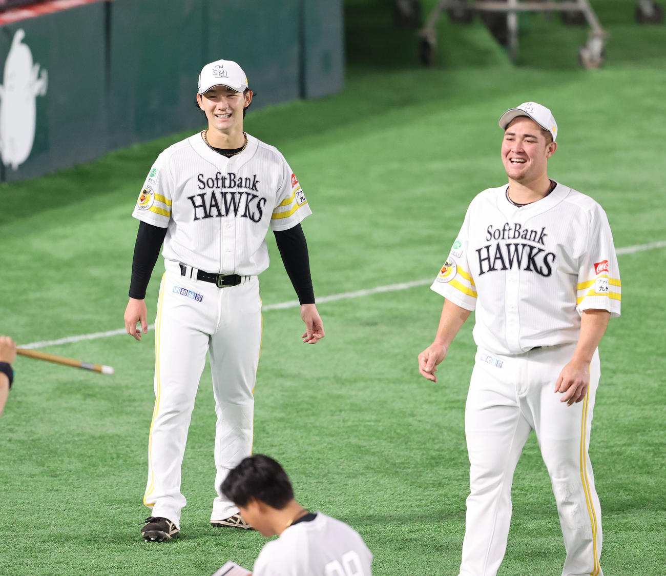 練習前に笑顔を見せる正木とリチャード（右）（撮影・梅根麻紀）