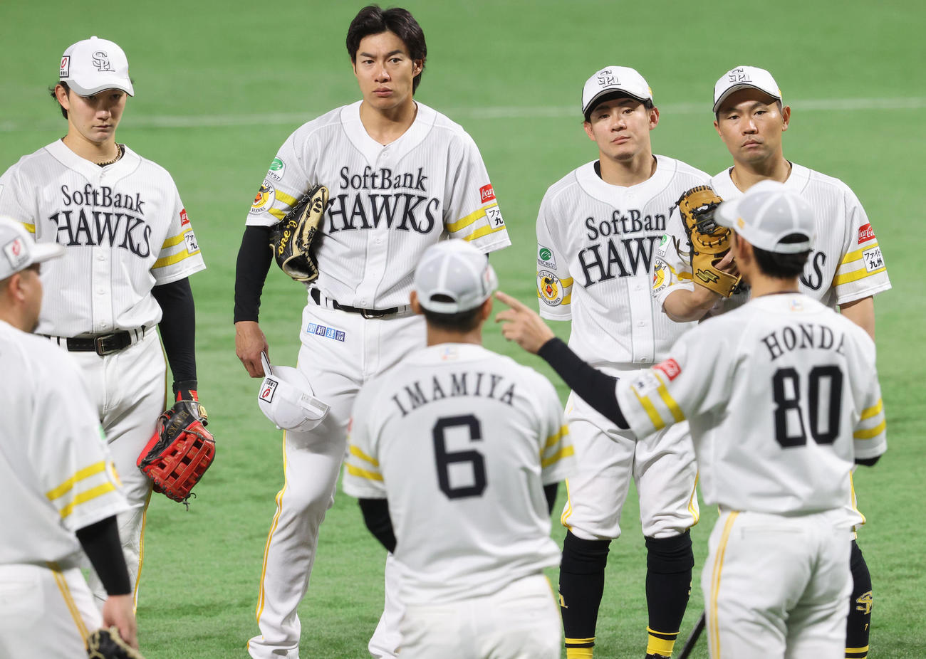 守備練習前に本多コーチの話を聞く左から正木、柳田、牧原大、中村（撮影・梅根麻紀）