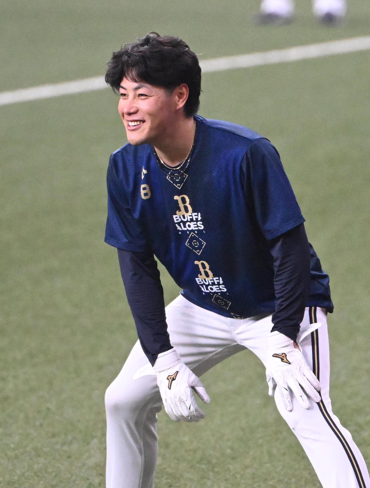 明るい表情で練習するオリックス麦谷（撮影・和賀正仁）