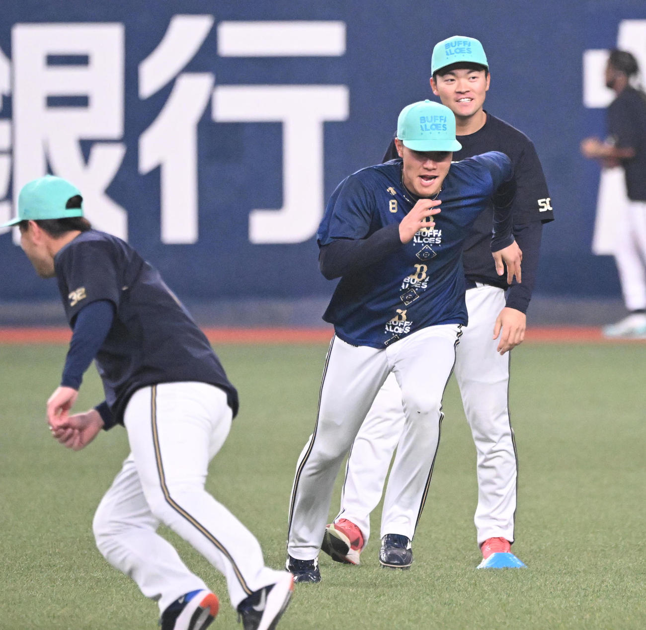 声を出して走り込むオリックス麦谷（撮影・和賀正仁）