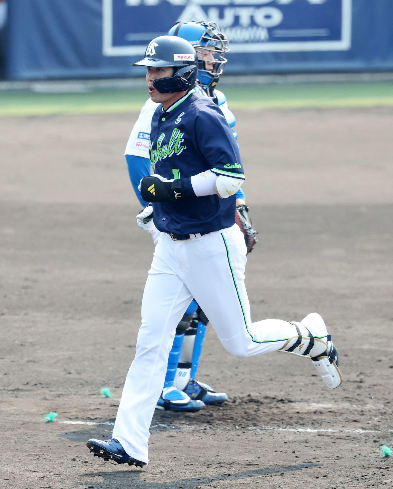 日本ハム対ヤクルト　3回表ヤクルト1死、山田は左越えソロ本塁打を放つ（撮影・鈴木正人）　